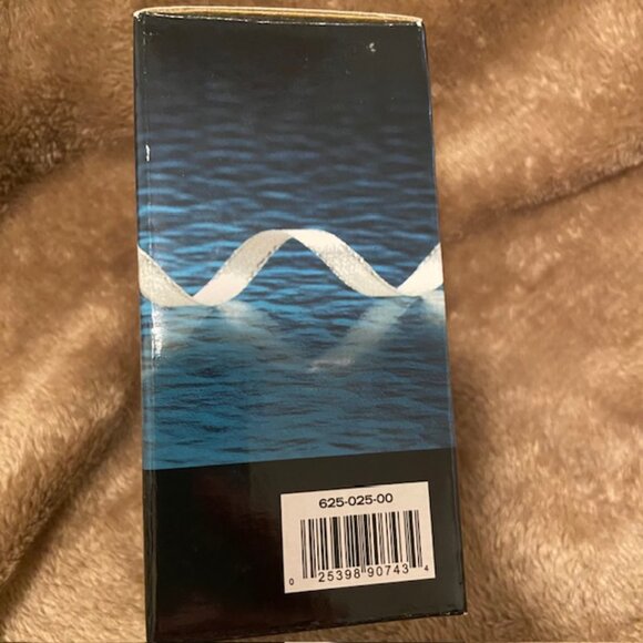 Pfaltzgraff 'Penguin Skaters' Salt & Pepper Shakers ~ Stoneware ~ NEW IN BOX! - Picture 8 of 9